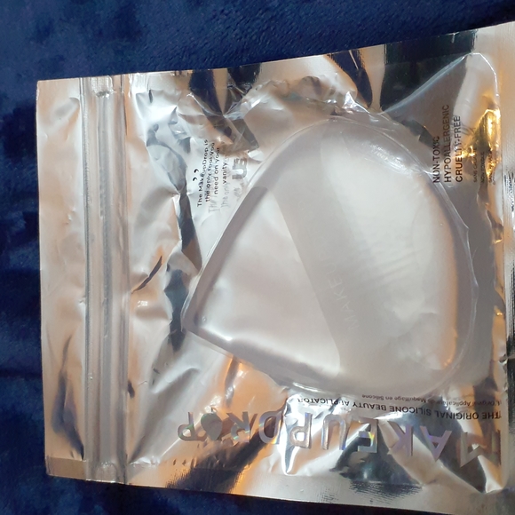 Makeup Drop Silicone Beauty Applicator - Body - Picture 3 of 3